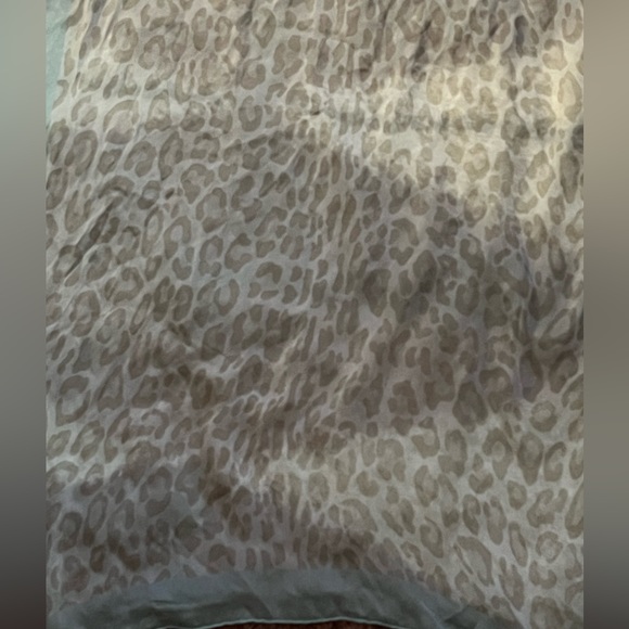 VINTAGE VALENTINO SILK SCARF…CHEETAH PRINT AND A BEAUTIFUL SEA GREEN… - Picture 3 of 7